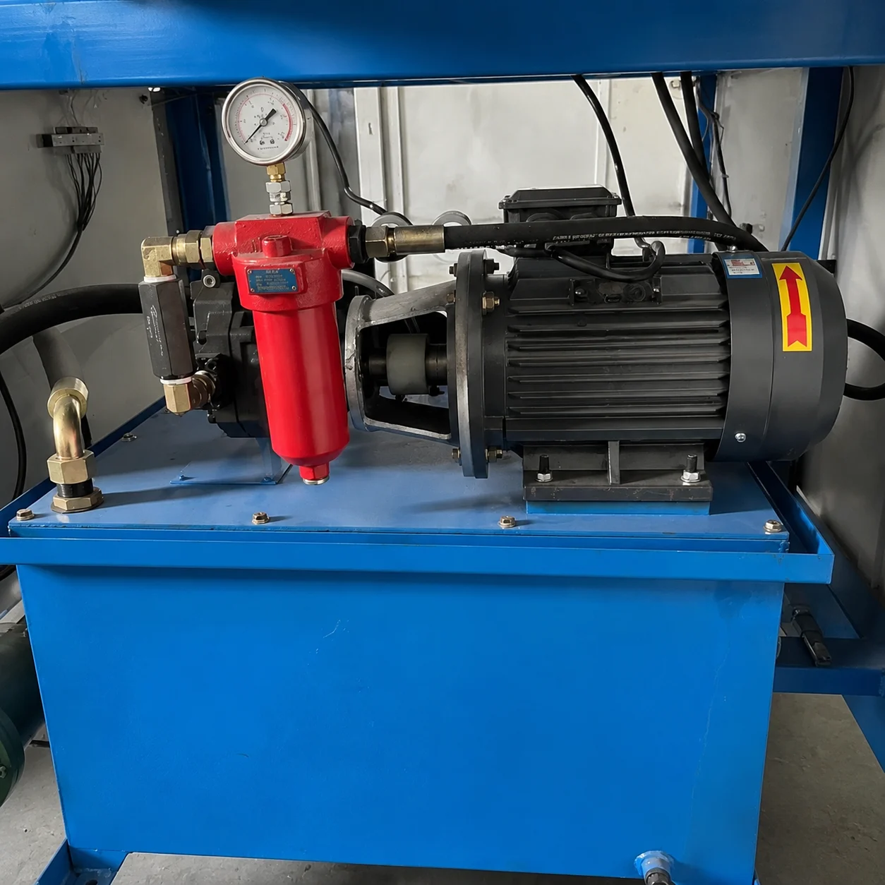 Complete 4-stage PET bottle making machine workflow showing automated feed, precision heat, high-pressure blow, and inline inspection sequence