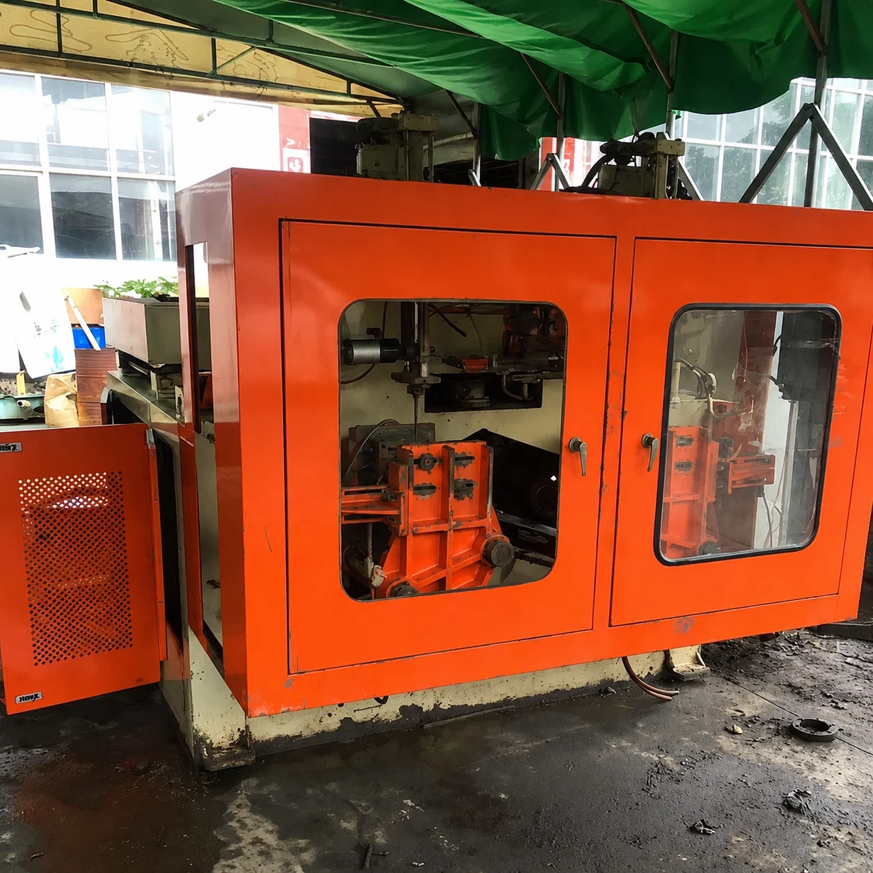 Industrial plant floor showcasing integrated blow mold solutions and turnkey manufacturing engineering workflow